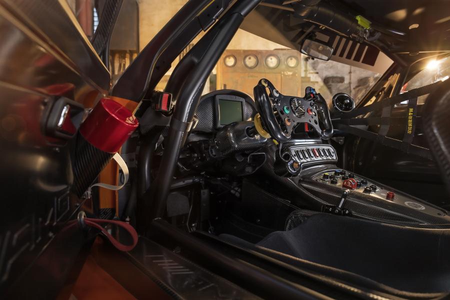 Интерьер Mercedes-AMG GT3 (C190) 2019 года  (фото 10 из 12)
